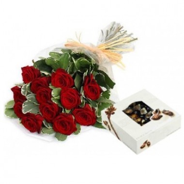 Bouquet de 12 rosas con chocolates