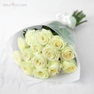 Bouquet de veinte y cuatro rosas blancas