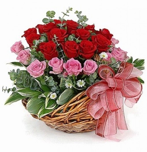 Cesta de rosas rojas y rosadas