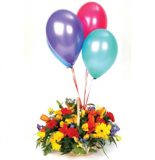 Cesta de flores mixtas con globos